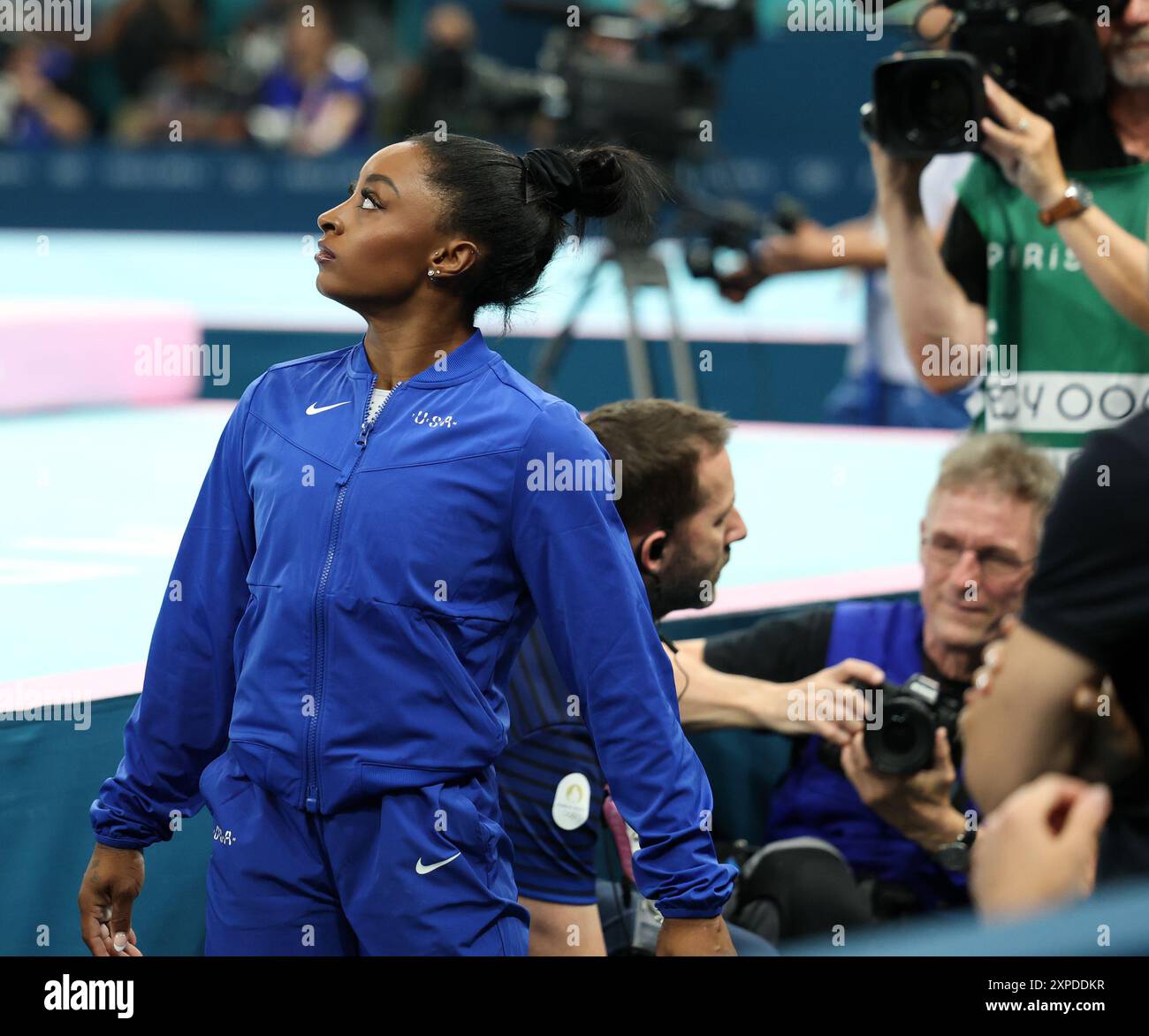 Paris, Ile de France, Frankreich. August 2024. Simone Biles aus den Vereinigten Staaten wartet mit Trainer Cecile Landi auf den Treffer, nachdem er am dritten Tag des Turnerfinals in der Arena Bercy während der Olympischen Spiele 2024 in Paris am Montag, den 5. August 2024 in Paris am Strahl teilgenommen hat. (Kreditbild: © Paul Kitagaki, Jr./ZUMA Press Wire) NUR REDAKTIONELLE VERWENDUNG! Nicht für kommerzielle ZWECKE! Stockfoto