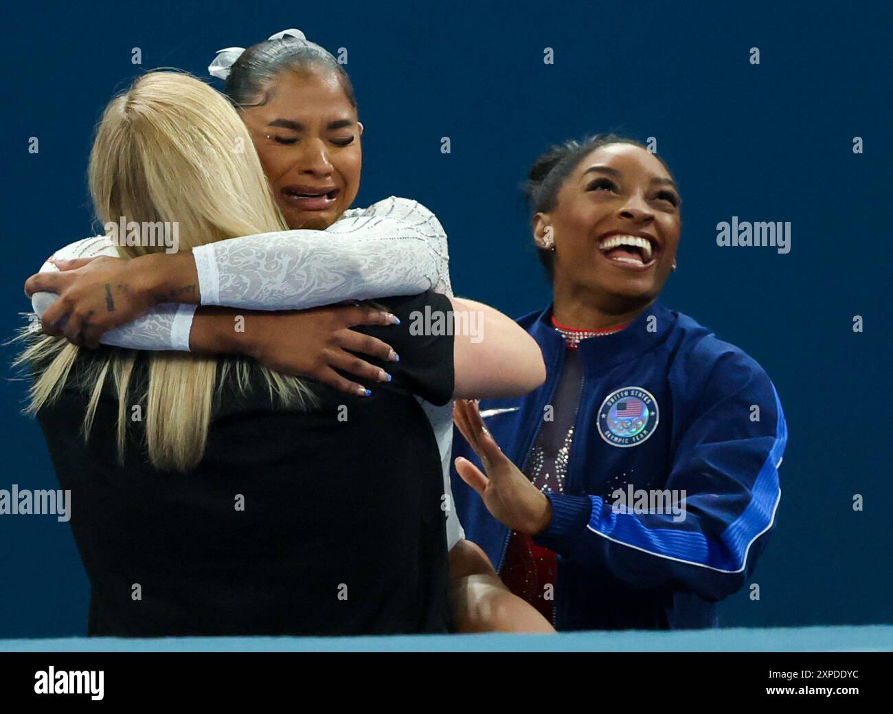 Paris, Ile de France, Frankreich. August 2024. Jordan Chiles Hugs Coach Cecile Landi und Simone Biles (USA) feiern, nachdem sie Bronze und Silber in Bodenübung am dritten Tag des Turnerfinals in der Arena Bercy während der Olympischen Spiele 2024 in Paris am Montag, 5. August 2024 gewonnen haben. (Kreditbild: © Paul Kitagaki, Jr./ZUMA Press Wire) NUR REDAKTIONELLE VERWENDUNG! Nicht für kommerzielle ZWECKE! Stockfoto