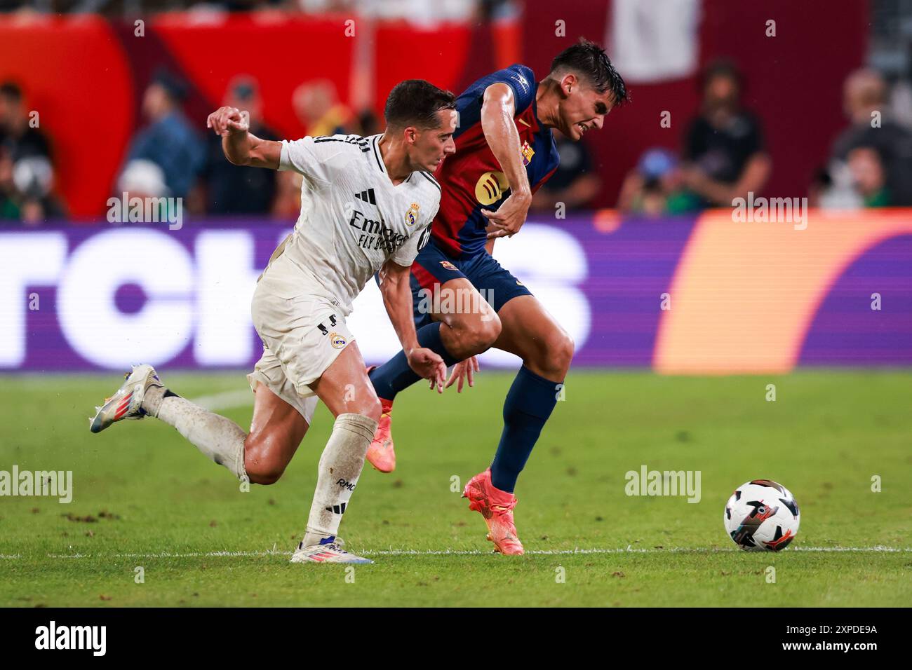 3. August 2024: East Rutherford, NJ, USA; Real Madrid Mittelfeldspieler Lucas Vazquez (17) kämpft um Besitz gegen Barcelona-Verteidiger Gerard Martin (24) Stockfoto