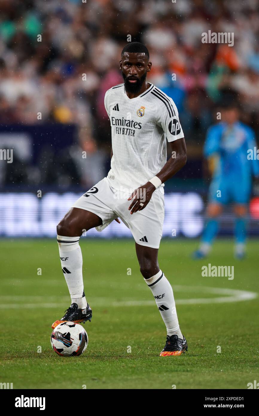 3. August 2024: East Rutherford, NJ, USA; Real Madrid-Verteidiger Antonio Rudiger (22) trifft in der ersten Halbzeit während eines internationalen Freundschaftsspiels auf die Spitze Stockfoto