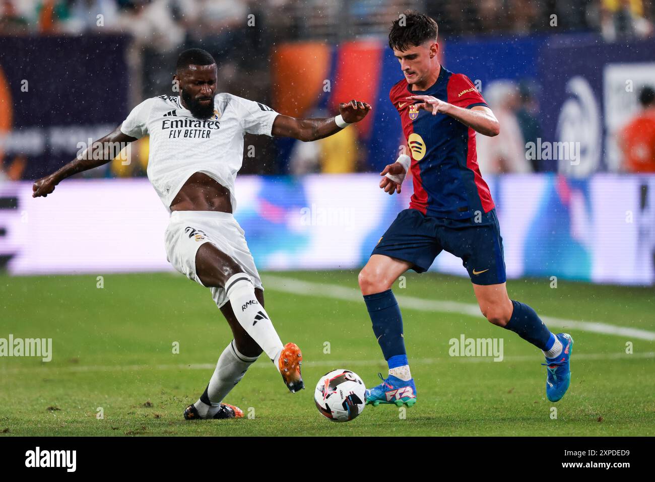 3. August 2024: East Rutherford, NJ, USA; Real Madrid-Verteidiger Antonio Rudiger (22) kämpft um den Ball gegen Barcelona-Mittelfeldspieler Marc Casado (30) Stockfoto