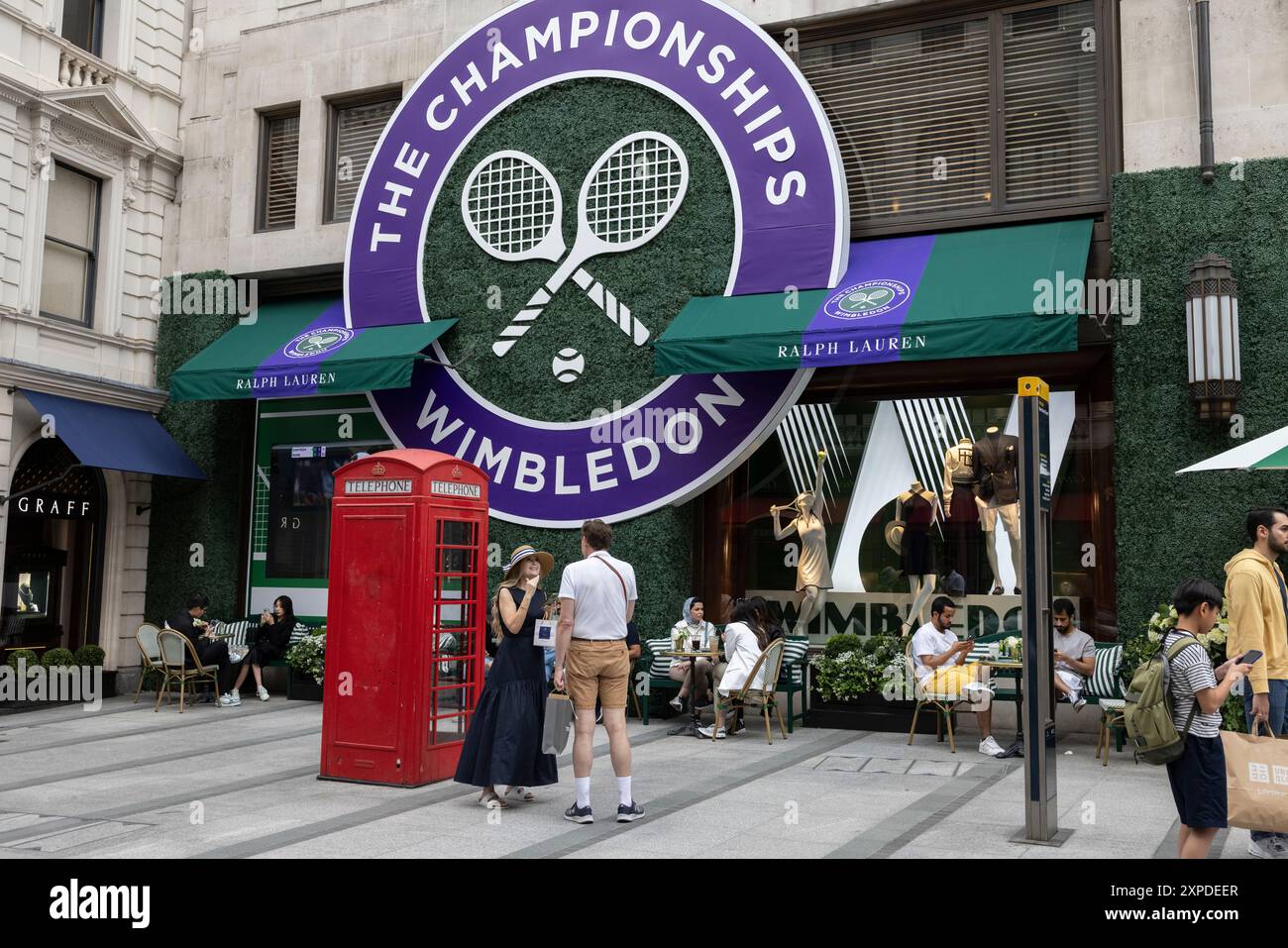 Das Logo der Wimbledon Tennis Championships ist vor dem Turnier in Großbritannien auf der Außenseite von Ralph Laurens Flaggschiff-Bekleidungsgeschäft in der New Bond Street aufgehängt Stockfoto