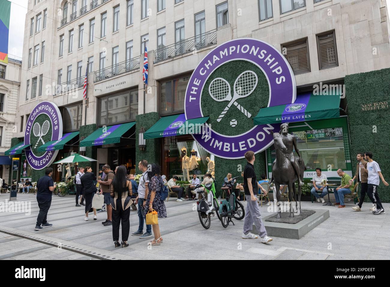 Das Logo der Wimbledon Tennis Championships ist vor dem Turnier in Großbritannien auf der Außenseite von Ralph Laurens Flaggschiff-Bekleidungsgeschäft in der New Bond Street aufgehängt Stockfoto