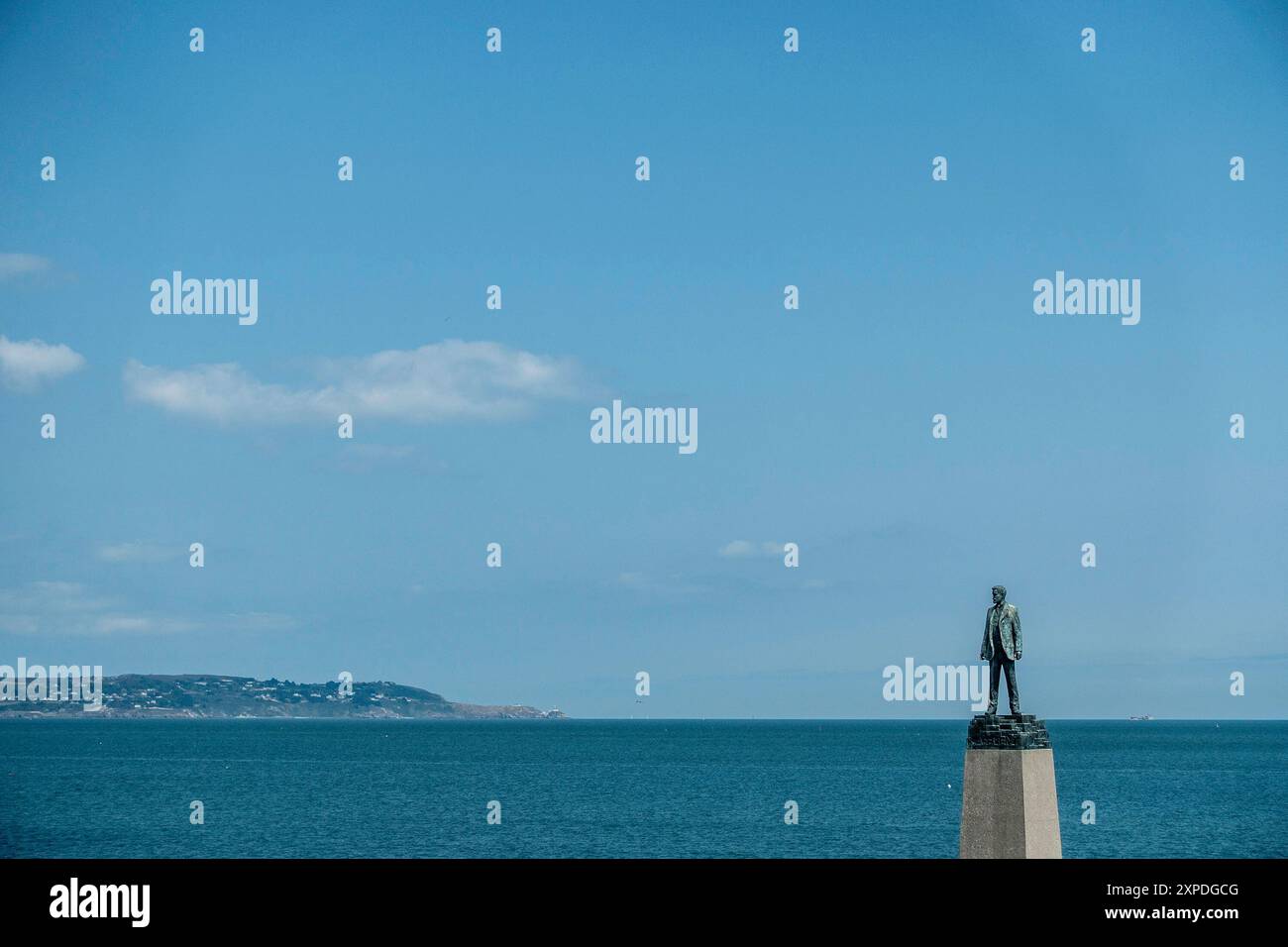 Eine Statue von Roger Casement am Dun Laoghaire Pier blickt auf das irische Meer mit Blick auf Howth im Hintergrund. Bildhauer Mark Richards. Stockfoto