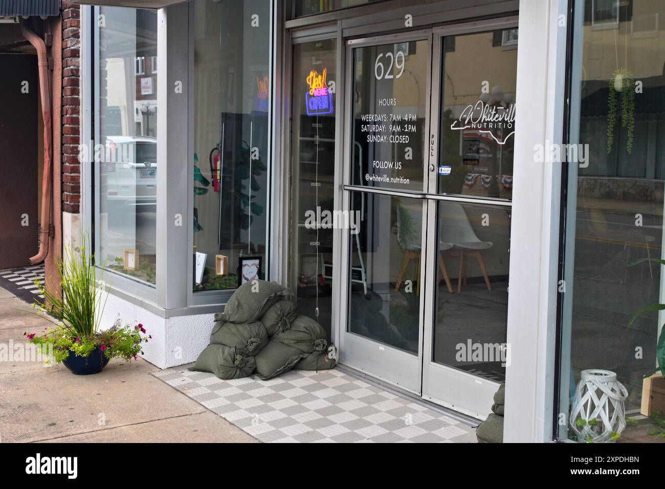 Whiteville, North Carolina - 5. August 2024: Unternehmen beginnen mit der Vorbereitung auf die erwartete Überschwemmung von Tropical Story Debby, indem sie Sandsäcke in Position bringen. Stockfoto