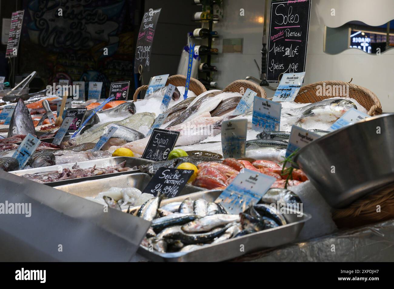 Paris, Frankreich - 07. Juni 2024: Fischmarkt mit verschiedenen Produkten auf Eis mit Preisschildern. Keine sichtbaren Personen Stockfoto