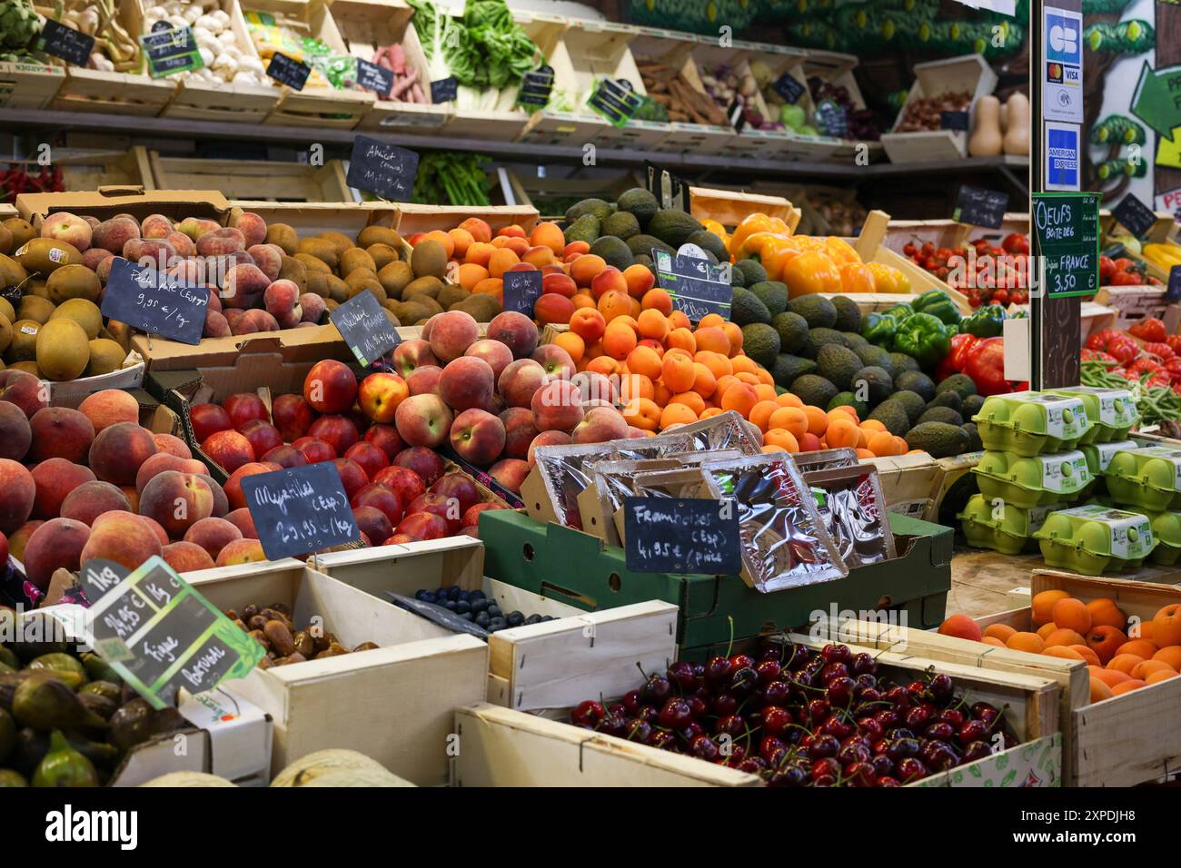 Paris, Frankreich - 07. Juni 2024: Gemüse zum Verkauf auf dem Markt mit Preisschildern. Keine sichtbaren Personen Stockfoto