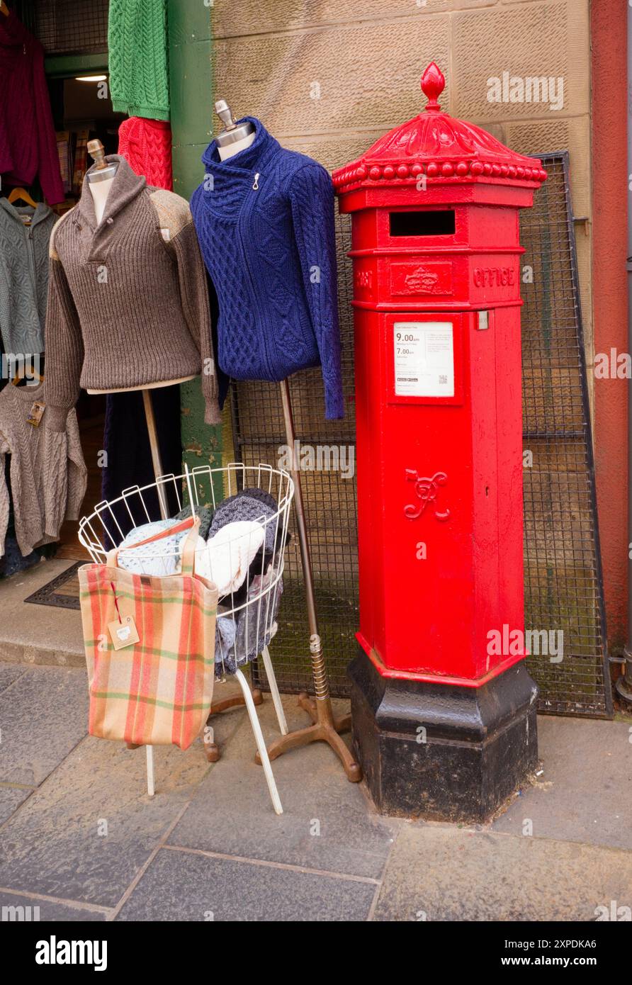 Einer der ersten Postfachstile auf der Royal Mile in Edinburgh Stockfoto