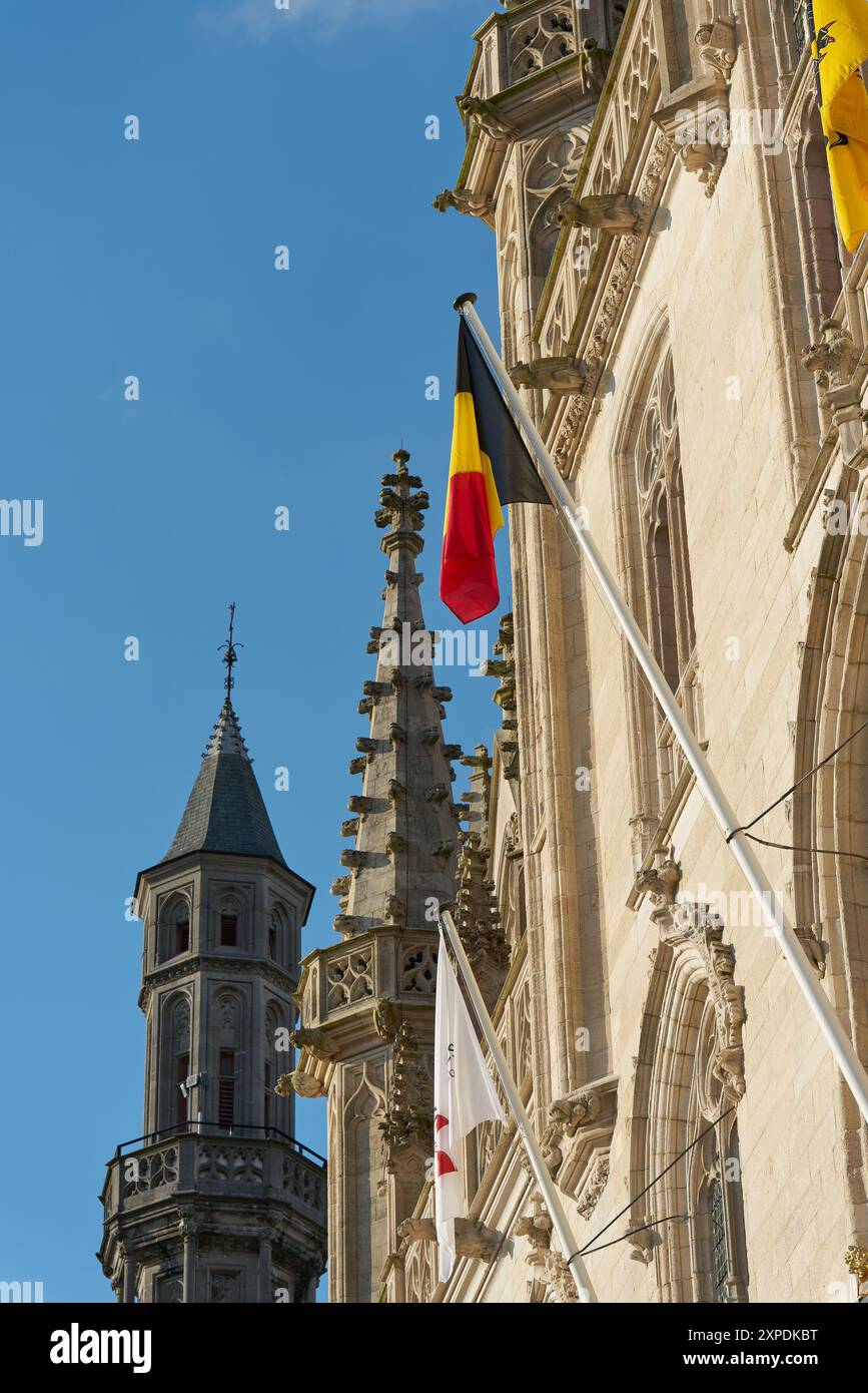 Detail der Fassade des neogotischen Provinzpalastes auf dem Marktplatz von Brügge in Belgien Stockfoto