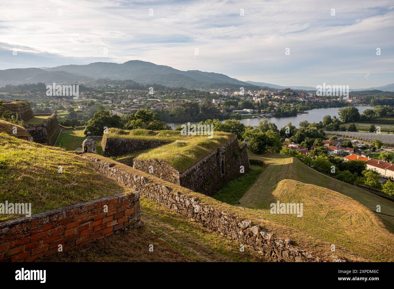 Mauern der Zitadelle Valenca do Minho und des Flusses Minho mit der Stadt Tui im Hintergrund, Grenze zwischen Spanien und Portugal. Stockfoto