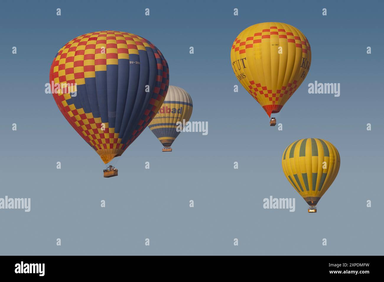 Heißluftballons über dem Westufer des Nils, Luxor, Ägypten Stockfoto