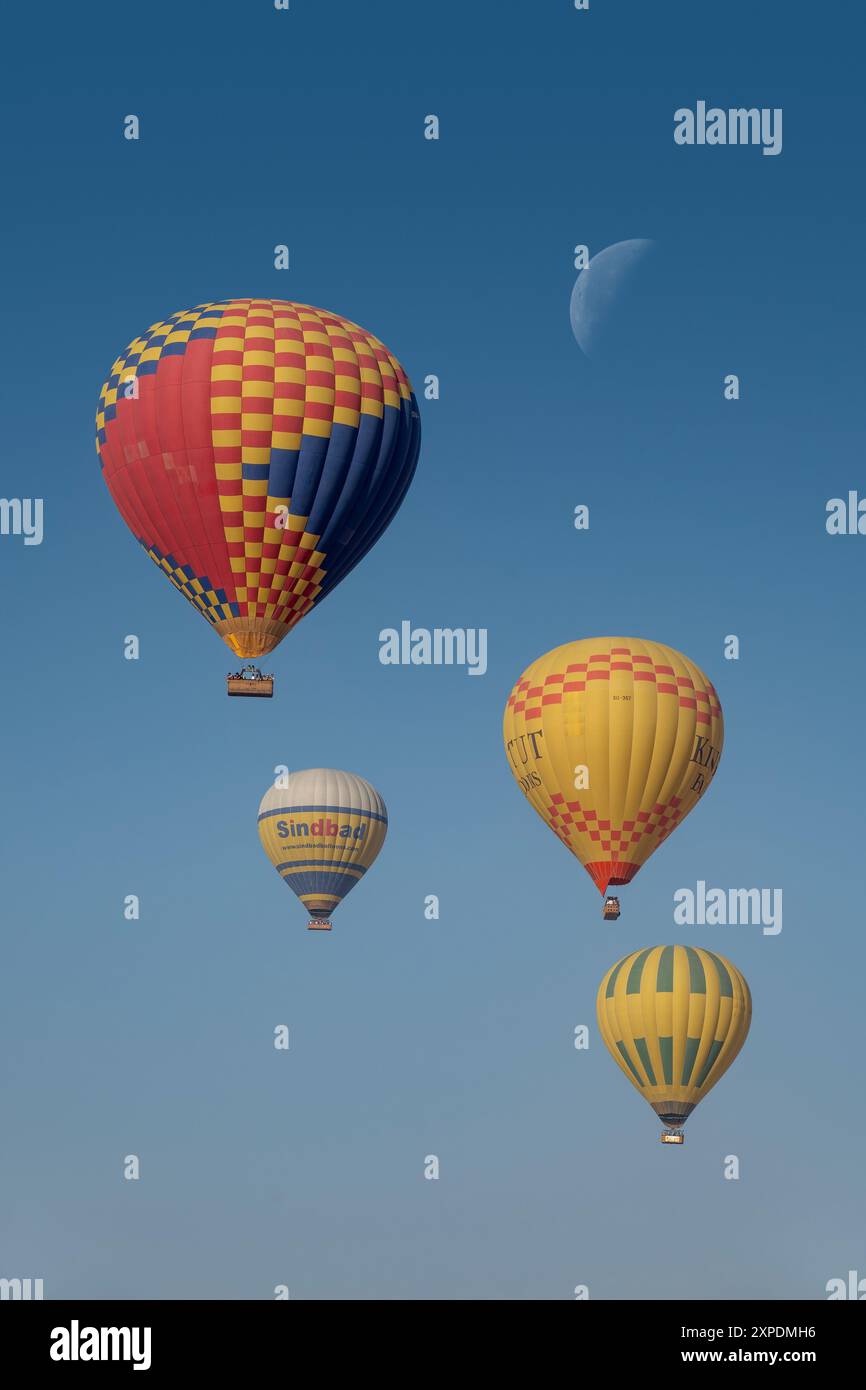 Heißluftballons fliegen über das Westufer des Nils, Luxor, Ägypten Stockfoto