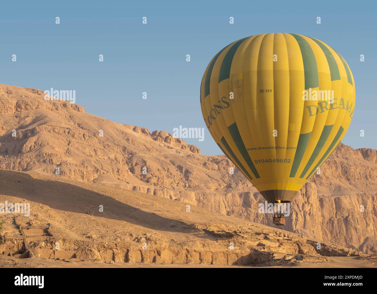 Heißluftballons über dem Westufer des Nils, Luxor, Ägypten Stockfoto