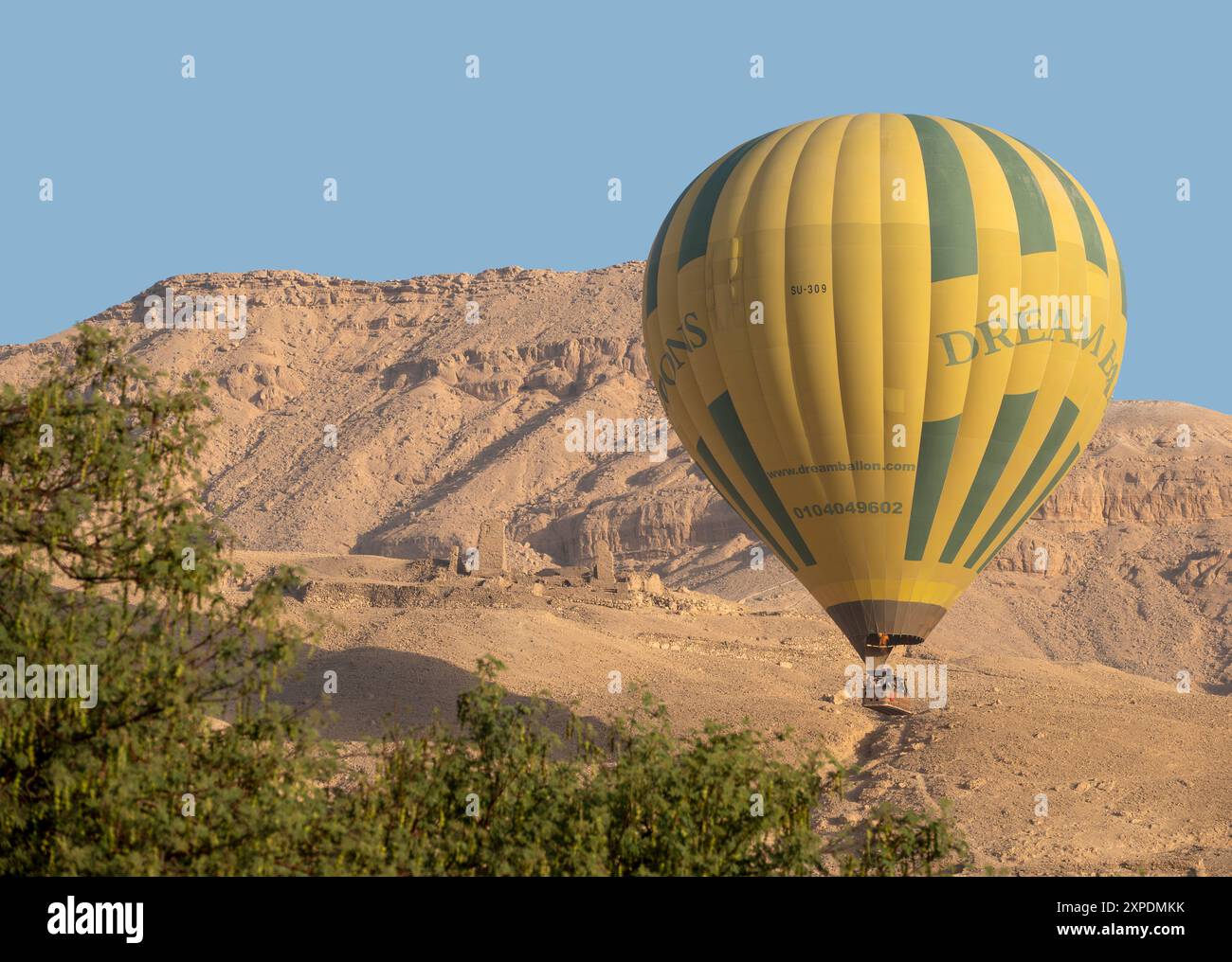 Heißluftballons über dem Westufer des Nils, Luxor, Ägypten Stockfoto