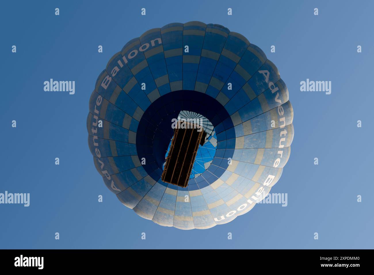 Heißluftballons fliegen über das Westufer des Nils, Luxor, Ägypten Stockfoto