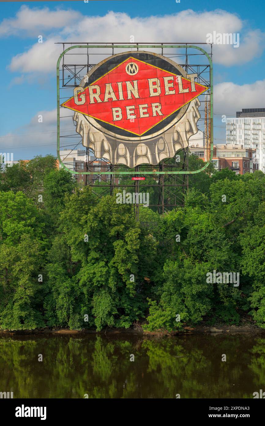 Legendäres Grain Belt Beer Schild (1941) an der 4 W Island Ave in Minneapolis, Minnesota Stockfoto