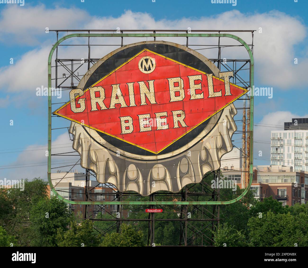 Legendäres Grain Belt Beer Schild (1941) an der 4 W Island Ave in Minneapolis, Minnesota Stockfoto
