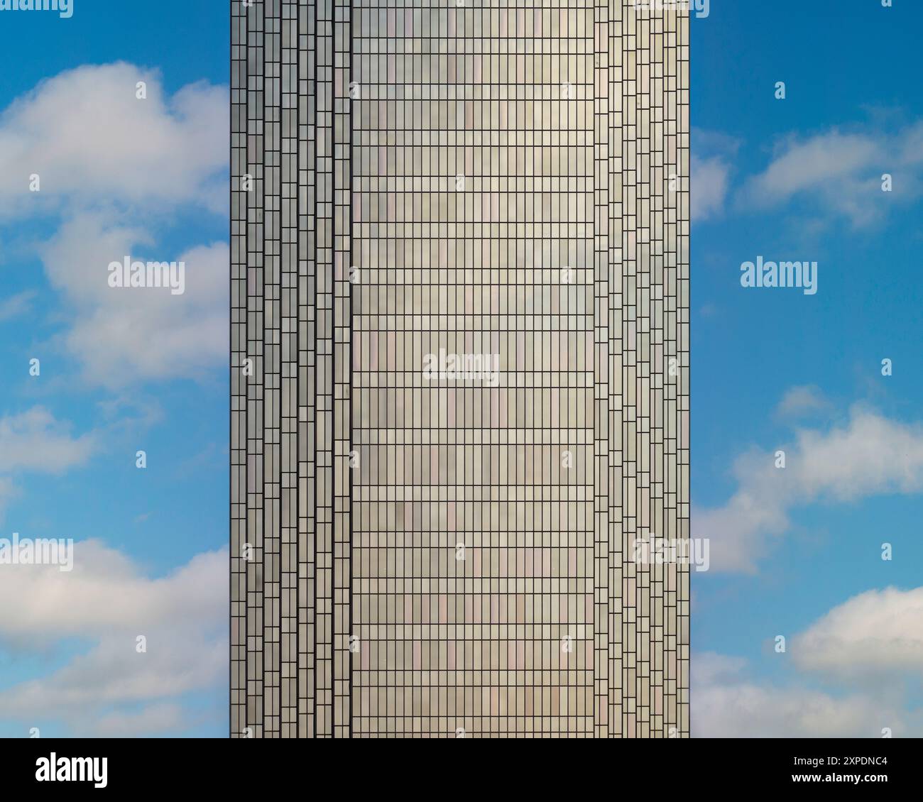 Abschnitt des modernen IDS Center Wolkenkratzers gegen den Himmel an der 80 S 8th Street in Downtown Minneapolis, Minnesota Stockfoto