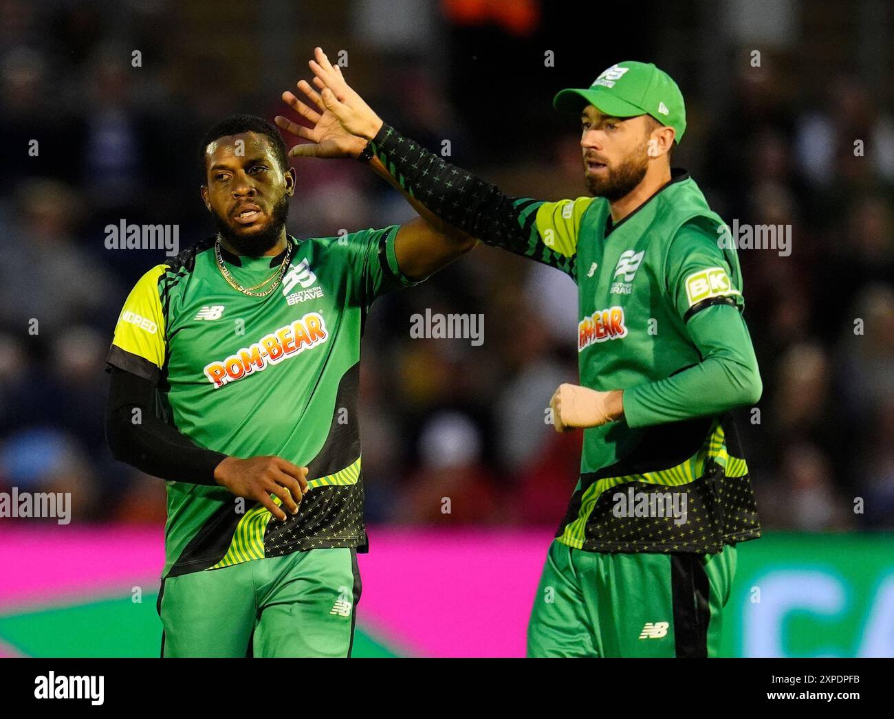 Chris Jordan von Southern Brave feiert mit seinem Teamkollegen James Vince, nachdem er beim Hundred Men's Match in Sophia Gardens, Cardiff, ein Wicket gewonnen hat. Bilddatum: Montag, 5. August 2024. Stockfoto