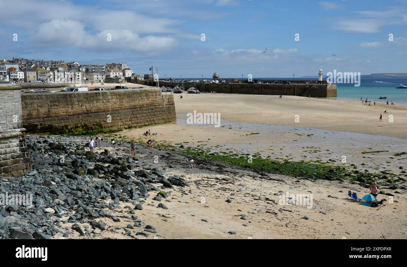 Blick auf den Hafensand mit Smeatons Pier und St Ives Lighthouse. Stockfoto