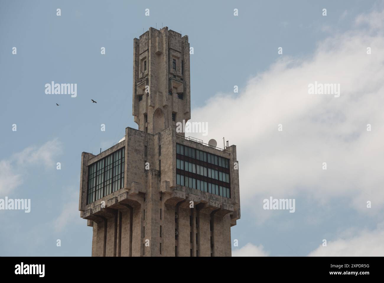 Die Botschaft der Russischen Föderation in Havanna, Kuba. Früher die Botschaft der Sowjetunion. Der brutalistische Turm wurde von dem sowjetischen Architekten Aleksandr Grigorjewitsch Rochegow in den späten 70er Jahren entworfen, aber erst 1987 fertiggestellt. Stockfoto