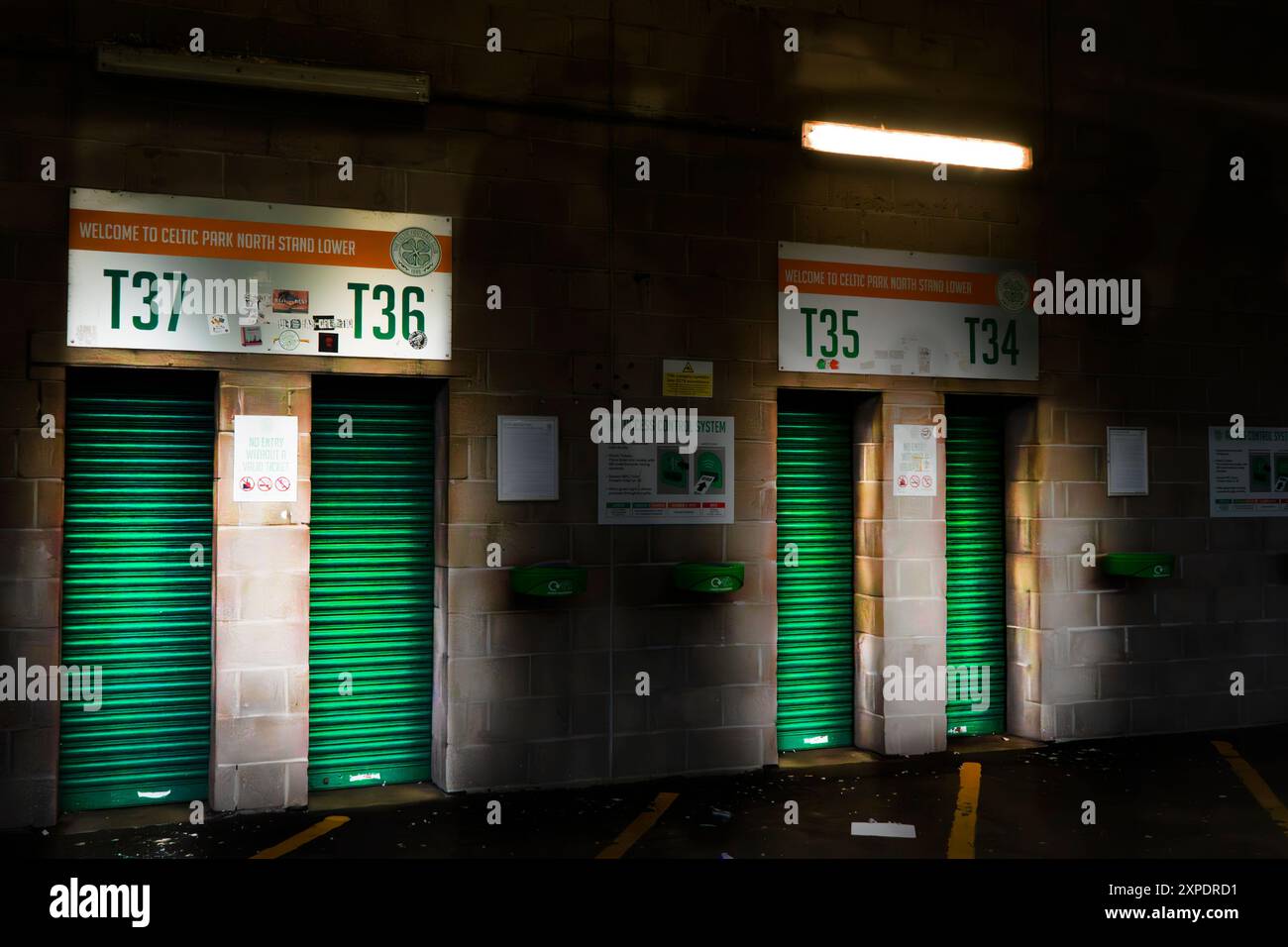 Die Eingangstüren zu den Ständen im Celtic Park Stockfoto