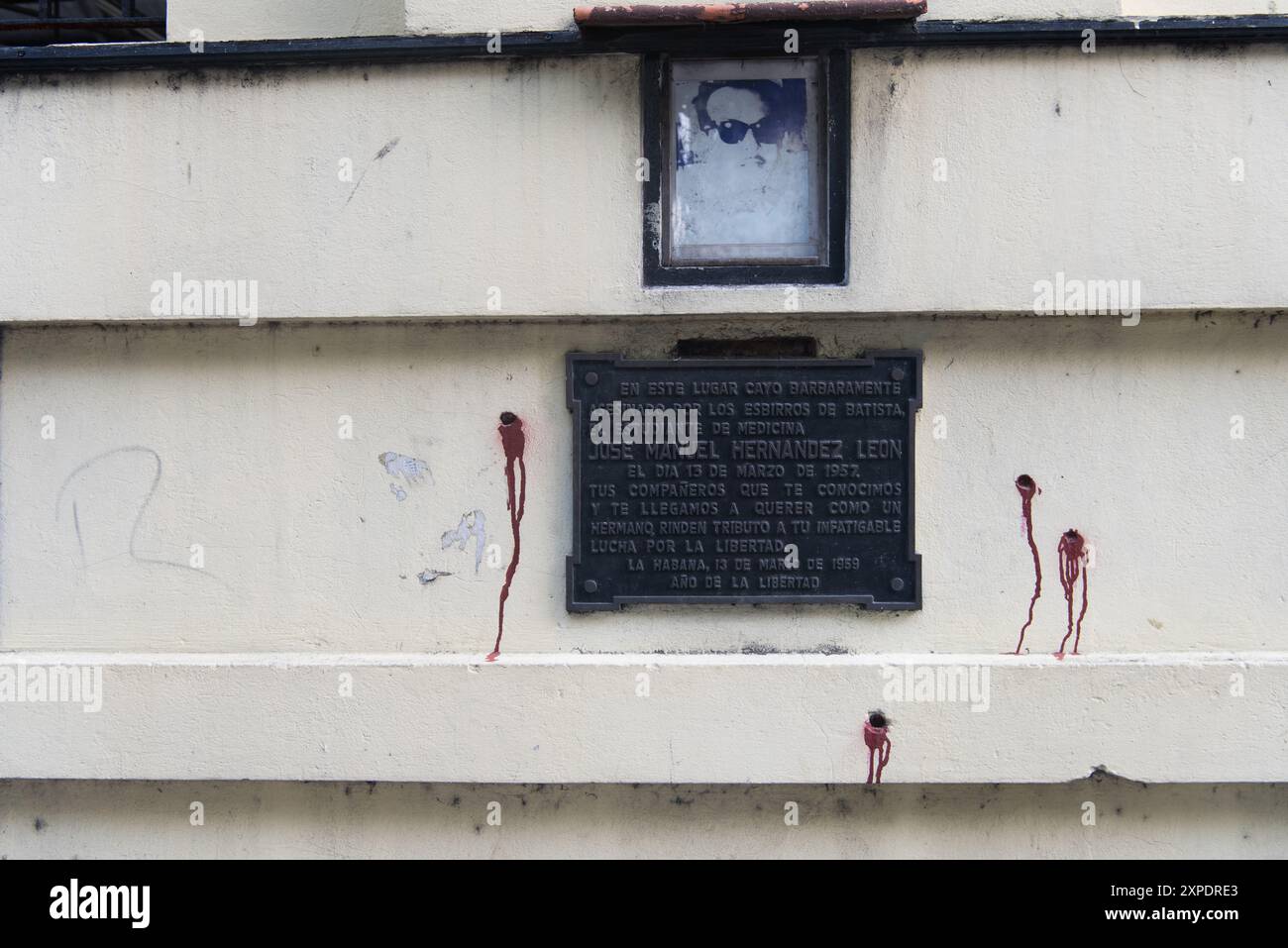 Eine Gedenktafel zum Gedenken an Jose Manuel Hernandez Leon, einen kubanischen Medizinstudenten, der am 13. März 1957 vom ehemaligen Diktator der kubanischen Truppen Batista getötet wurde. Er wurde an genau diesem Ort von der Universität Havanna getötet, die von Batista wegen des Studentenaktivismus geschlossen worden war. Stockfoto