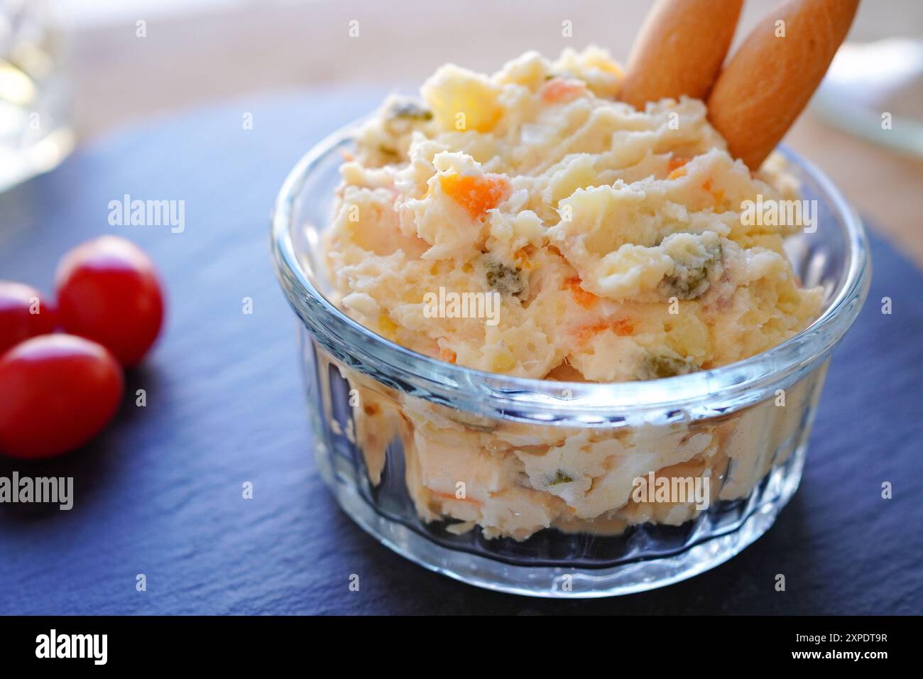 Ensaladilla rusa (russischer Kartoffelsalat) mit picos de Pan, sehr beliebte spanische Tapas Stockfoto