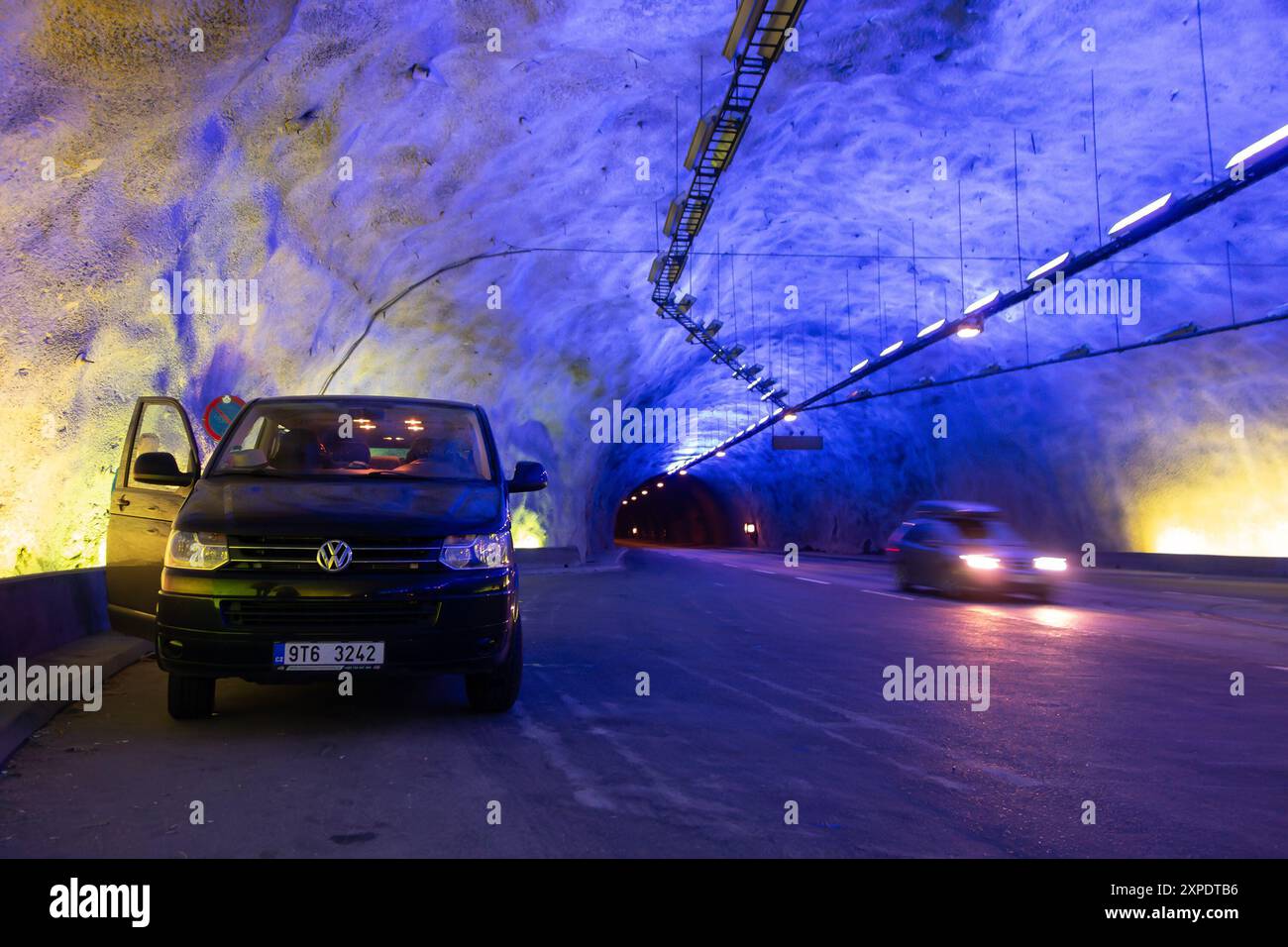 NORWEGEN - 12. AUGUST 2016: Autos im längsten Straßentunnel der Welt Laerdalstunnelen in Norwegen Stockfoto