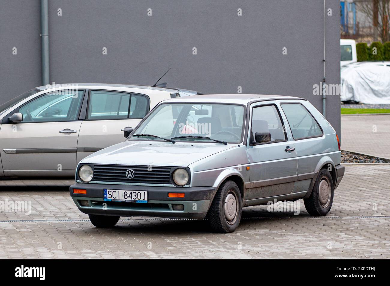 SENOV, TSCHECHIEN - 1. MÄRZ 2024: Silberner Volkswagen Golf Mk2 alter 3-türiger Wagen parkt Stockfoto