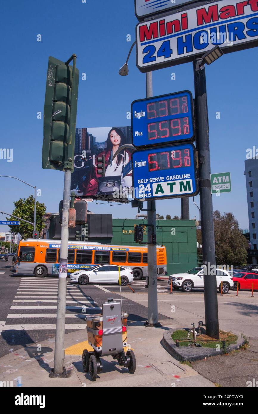 Ein Lieferroboter und eine Tankstelle in San Vicente und Sunset Boulevard, Los Angeles, Kalifornien, USA Stockfoto