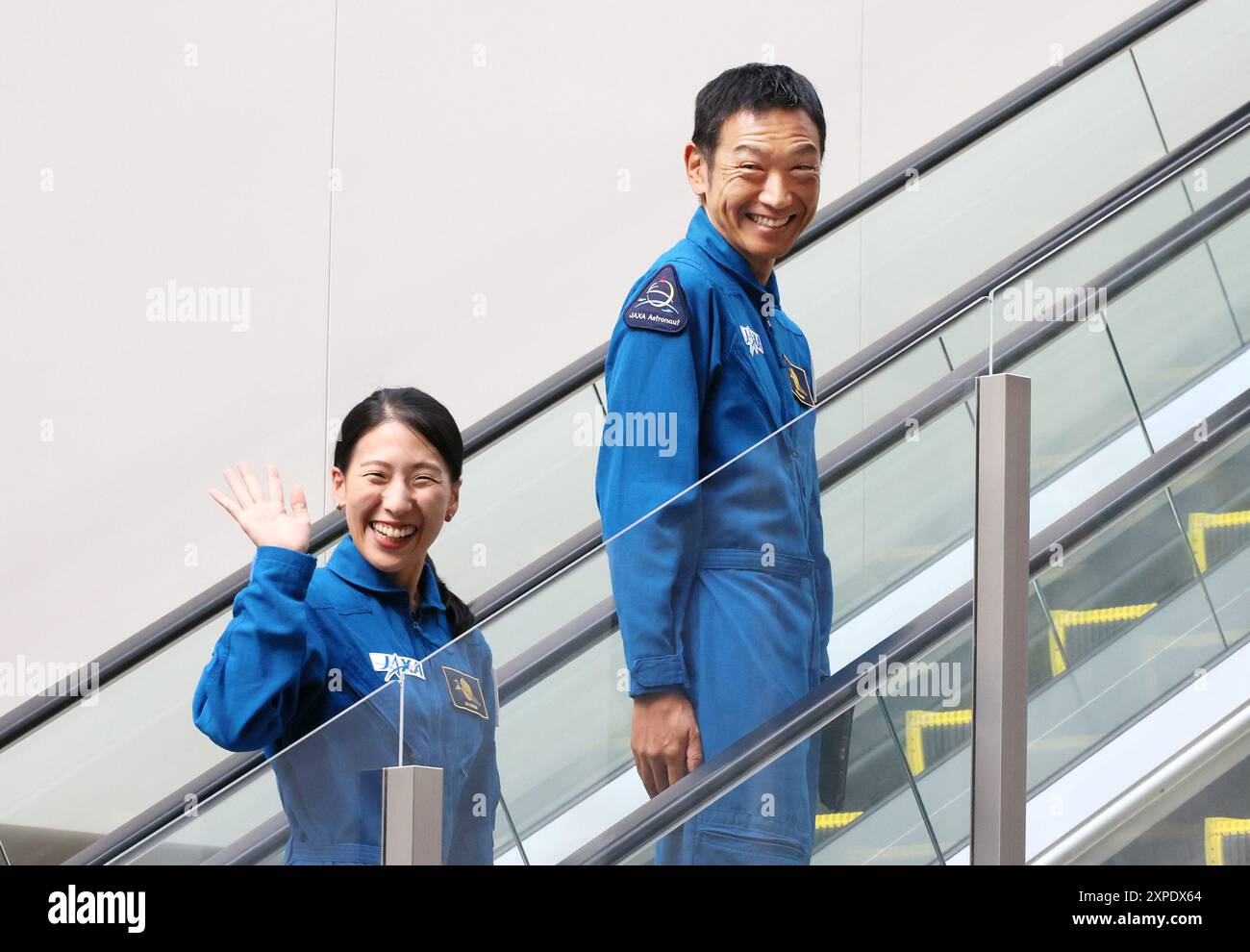 Tokio, Japan. August 2024. Die japanischen Astronautenkandidaten Ayu Yoneda (L) und Makoto Suwa (R) verlassen am Montag, den 5. August 2024 einen Flugsimulator nach einem Training für das Besatzungsmanagement in der gesamten Nippon Airways (ANA)-Anlage in der Nähe des Flughafens haneda in Tokio. Die Japan Aerospace Exploration Agency (JAXA) wählte im vergangenen Jahr zwei Astronautenkandidaten Yoneda und Suwa aus, das erste Mal seit 14 Jahren. (Foto: Yoshio Tsunoda/AFLO) Credit: Aflo Co. Ltd./Alamy Live News Stockfoto