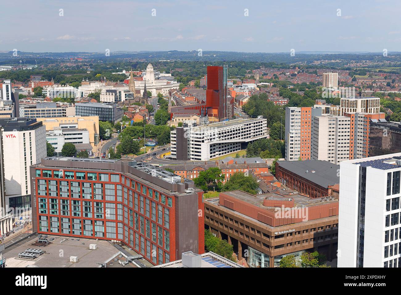 Vom Dach des Scape-Gebäudes im Stadtzentrum von Leeds hat man einen erhöhten Blick auf die Leeds University Stockfoto