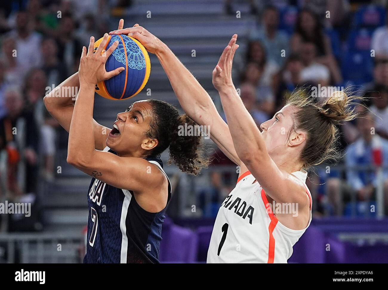 Paris, Frankreich. August 2024. Cierra Burdick (L) aus den Vereinigten Staaten tritt während des 3x3-Basketballspiels zwischen Kanada und den Vereinigten Staaten bei den Olympischen Spielen 2024 in Paris, Frankreich, am 5. August 2024 an. Quelle: Zhu Zheng/Xinhua/Alamy Live News Stockfoto