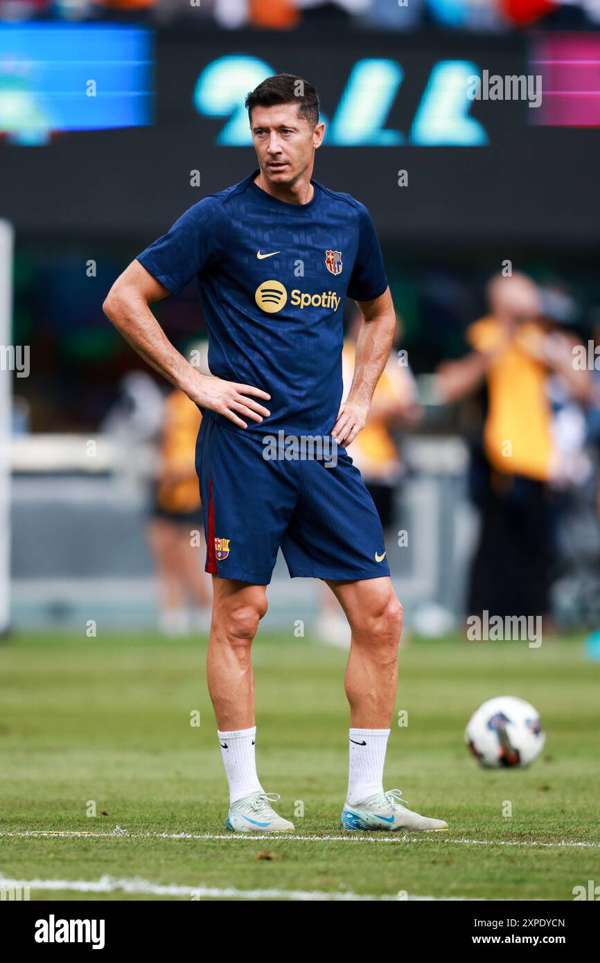 3. August 2024: East Rutherford, NJ, USA; Barcelona-Stürmer Robert Lewandowski (9) blickt während des Vorspiels auf das Feld Stockfoto