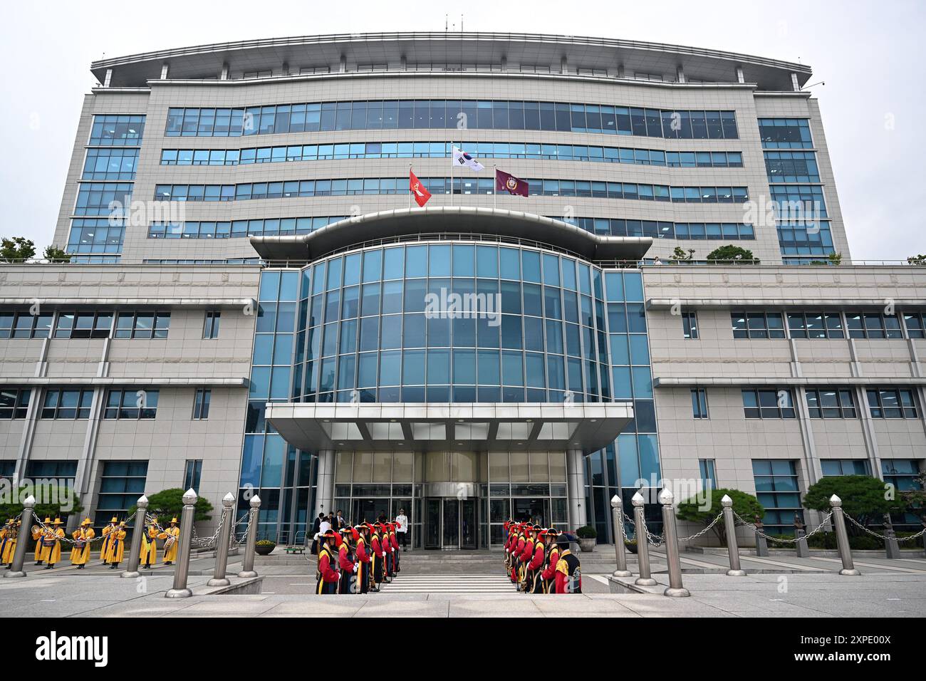 Seoul, Südkorea. August 2024. Zu Ehren des Besuchs des deutschen Verteidigungsministers Pistorius (SPD) stehen traditionell gekleidete Soldaten in Ehrenformation vor dem Außenministerium. Quelle: Soeren Stache/dpa/Alamy Live News Stockfoto