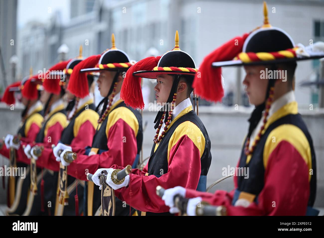 Seoul, Südkorea. August 2024. Zu Ehren des Besuchs des deutschen Verteidigungsministers Pistorius (SPD) stehen traditionell gekleidete Soldaten in Ehrenformation vor dem Außenministerium. Quelle: Soeren Stache/dpa/Alamy Live News Stockfoto