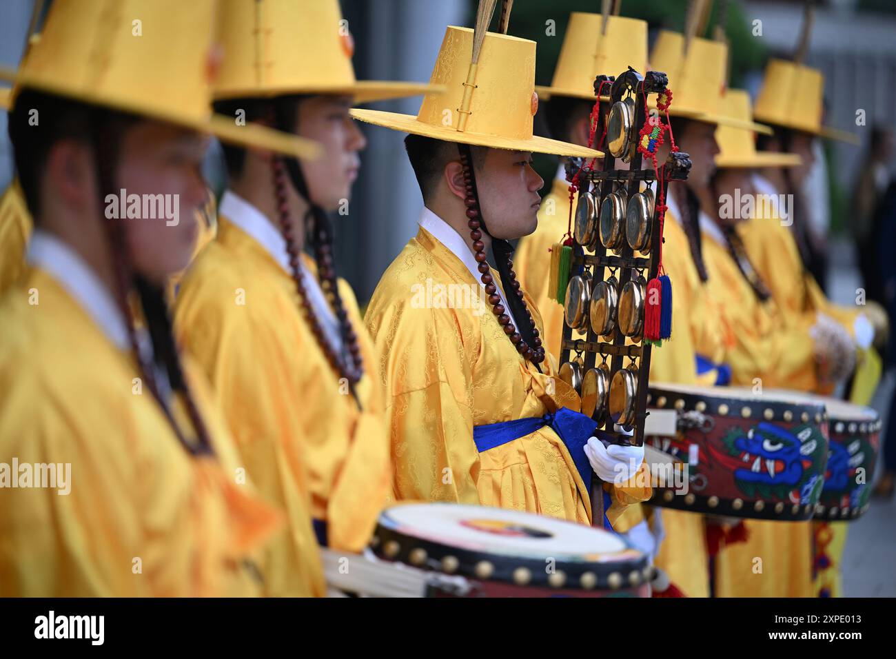 Seoul, Südkorea. August 2024. Zu Ehren des Besuchs des deutschen Verteidigungsministers Pistorius (SPD) stehen traditionell gekleidete Soldaten in Ehrenformation vor dem Außenministerium. Quelle: Soeren Stache/dpa/Alamy Live News Stockfoto
