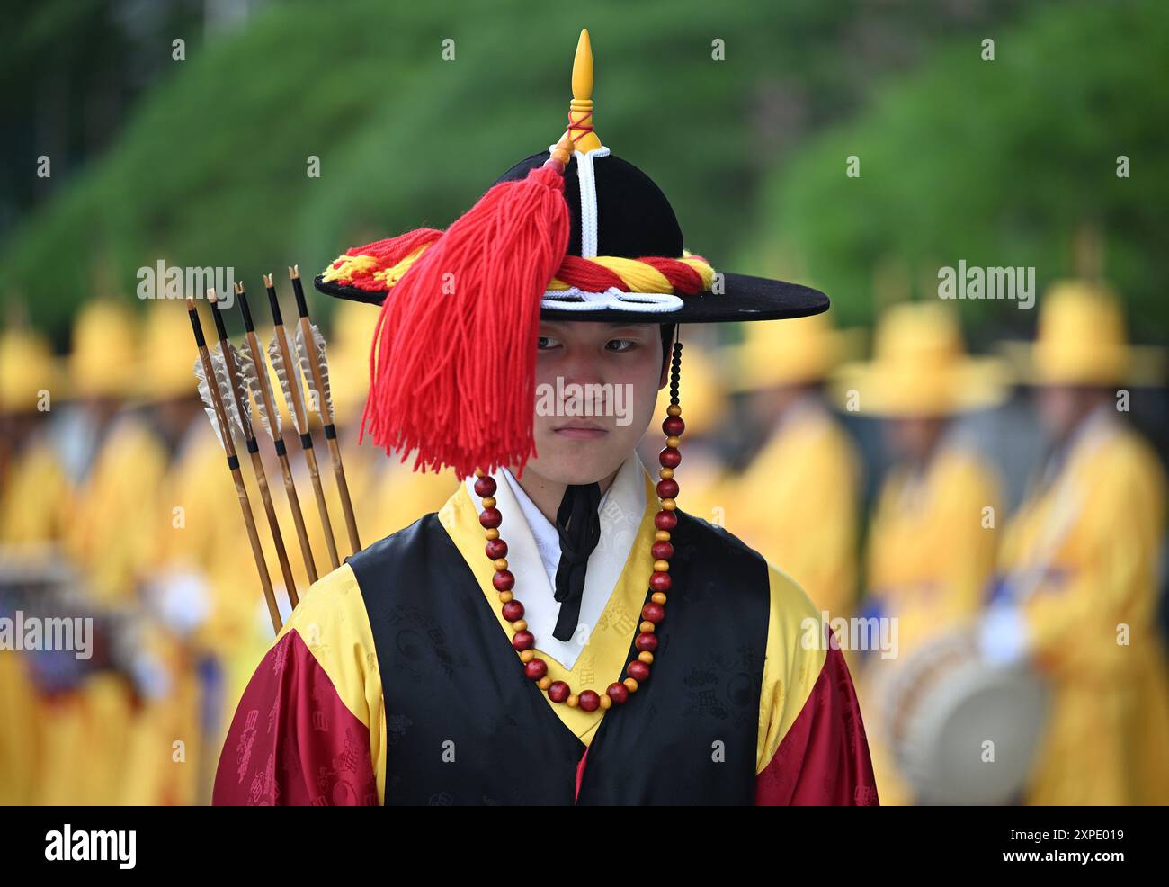 Seoul, Südkorea. August 2024. Zu Ehren des Besuchs des deutschen Verteidigungsministers Pistorius (SPD) stehen traditionell gekleidete Soldaten in Ehrenformation vor dem Außenministerium. Quelle: Soeren Stache/dpa/Alamy Live News Stockfoto