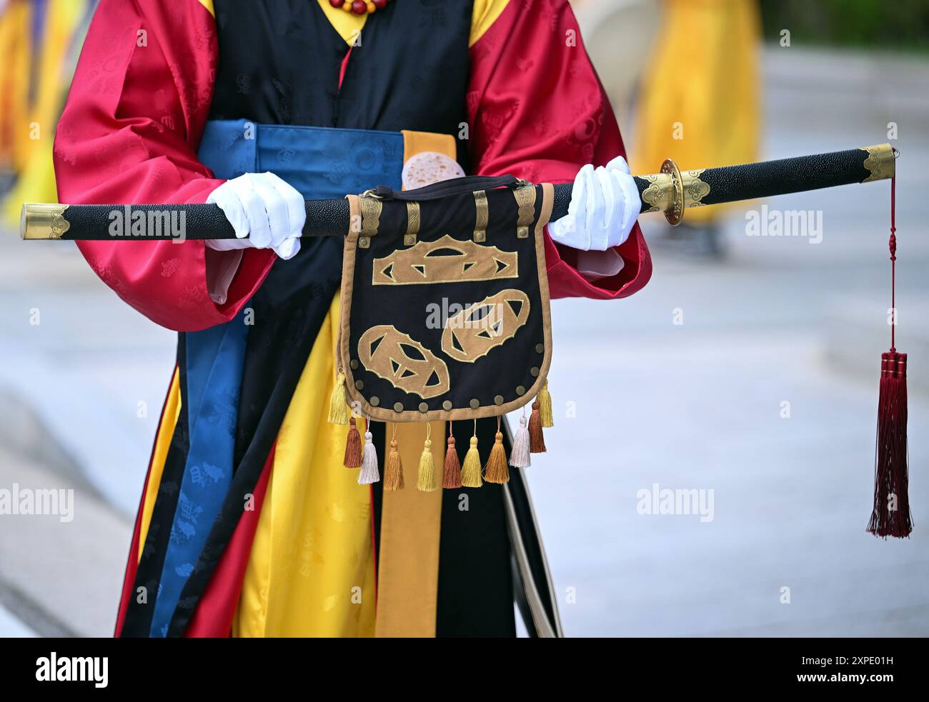 Seoul, Südkorea. August 2024. Zu Ehren des Besuchs des deutschen Verteidigungsministers Pistorius (SPD) stehen traditionell gekleidete Soldaten in Ehrenformation vor dem Außenministerium. Quelle: Soeren Stache/dpa/Alamy Live News Stockfoto