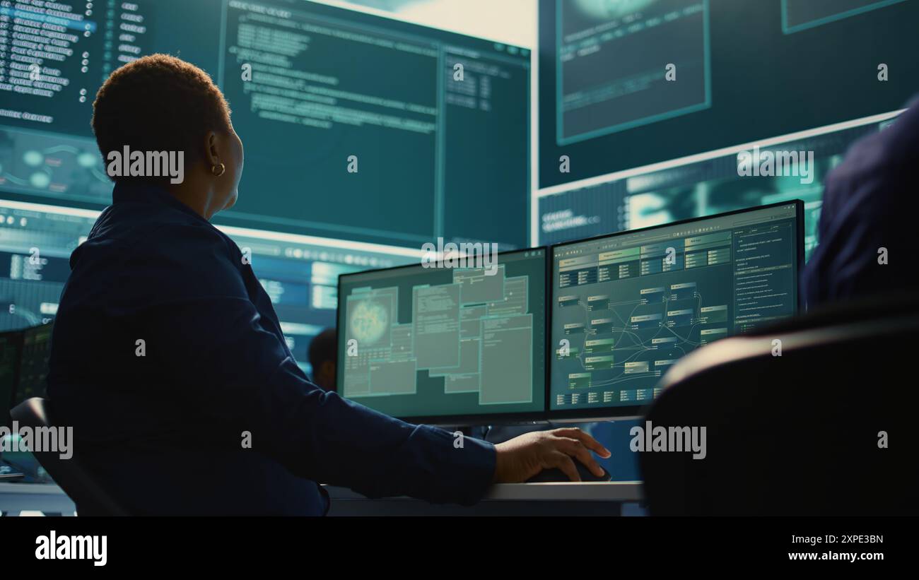 Experte für Cybersicherheit, die in einer Regierungsbehörde im Bereich Verschlüsselung und IT-Sicherheit tätig ist. Frau, die sich für Cyberoperationen, Netzwerksicherheit und Datenschutz für hybride Kriege einsetzt. Kamera B.. Stockfoto