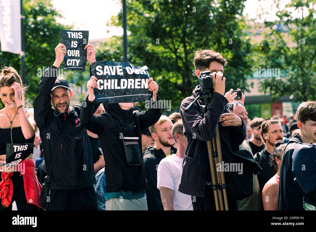 Riot Police in Liverpool während des faschistischen marsches „Save the Children“ und des Protestes der SUTR Counter in Liverpool am 3. August 2024 Stockfoto