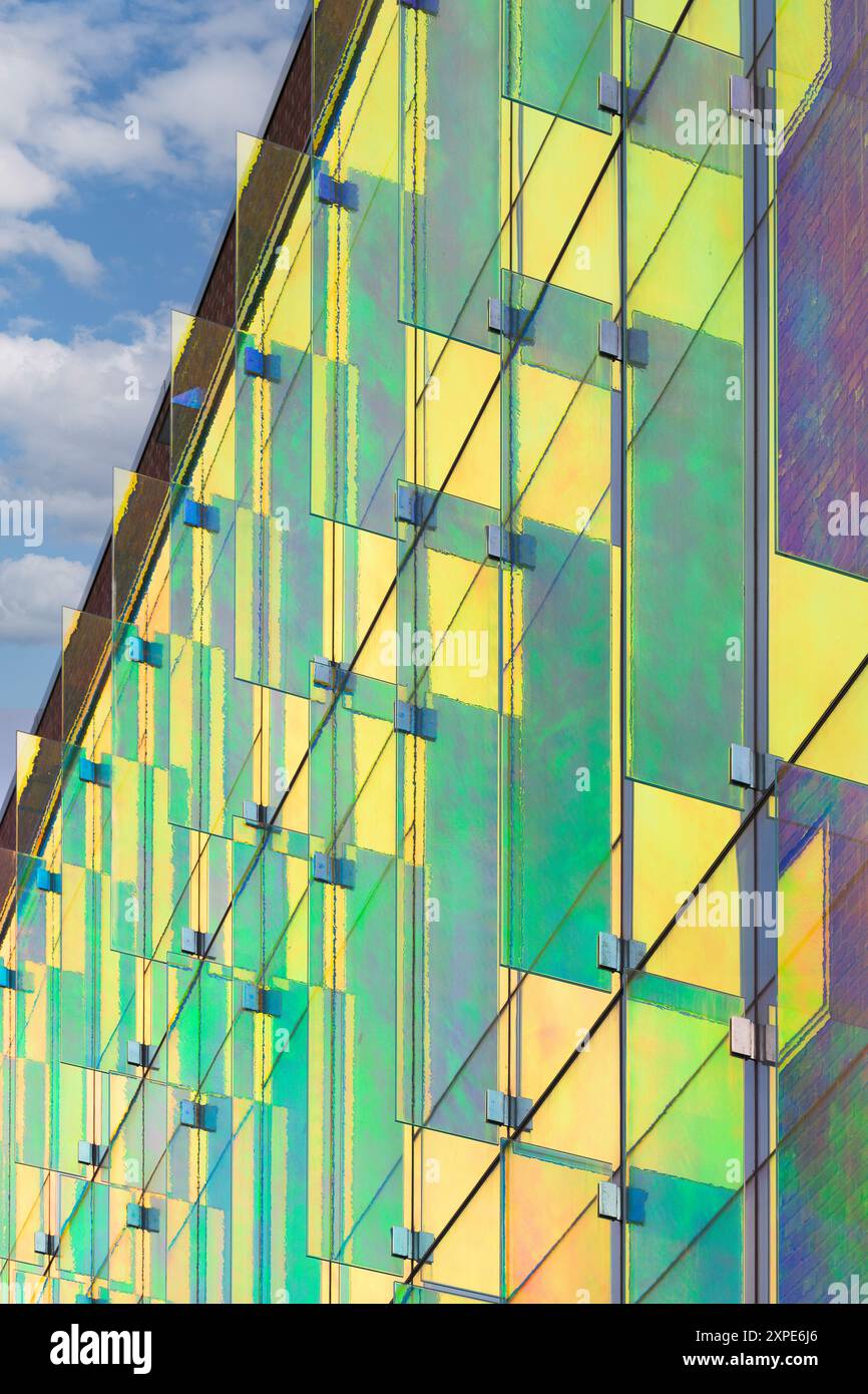 Glaspaneele der Amudson Hall an der 421 Washington Ave SE auf dem Campus der University of Minnesota in Minneapolis, Minnesota Stockfoto