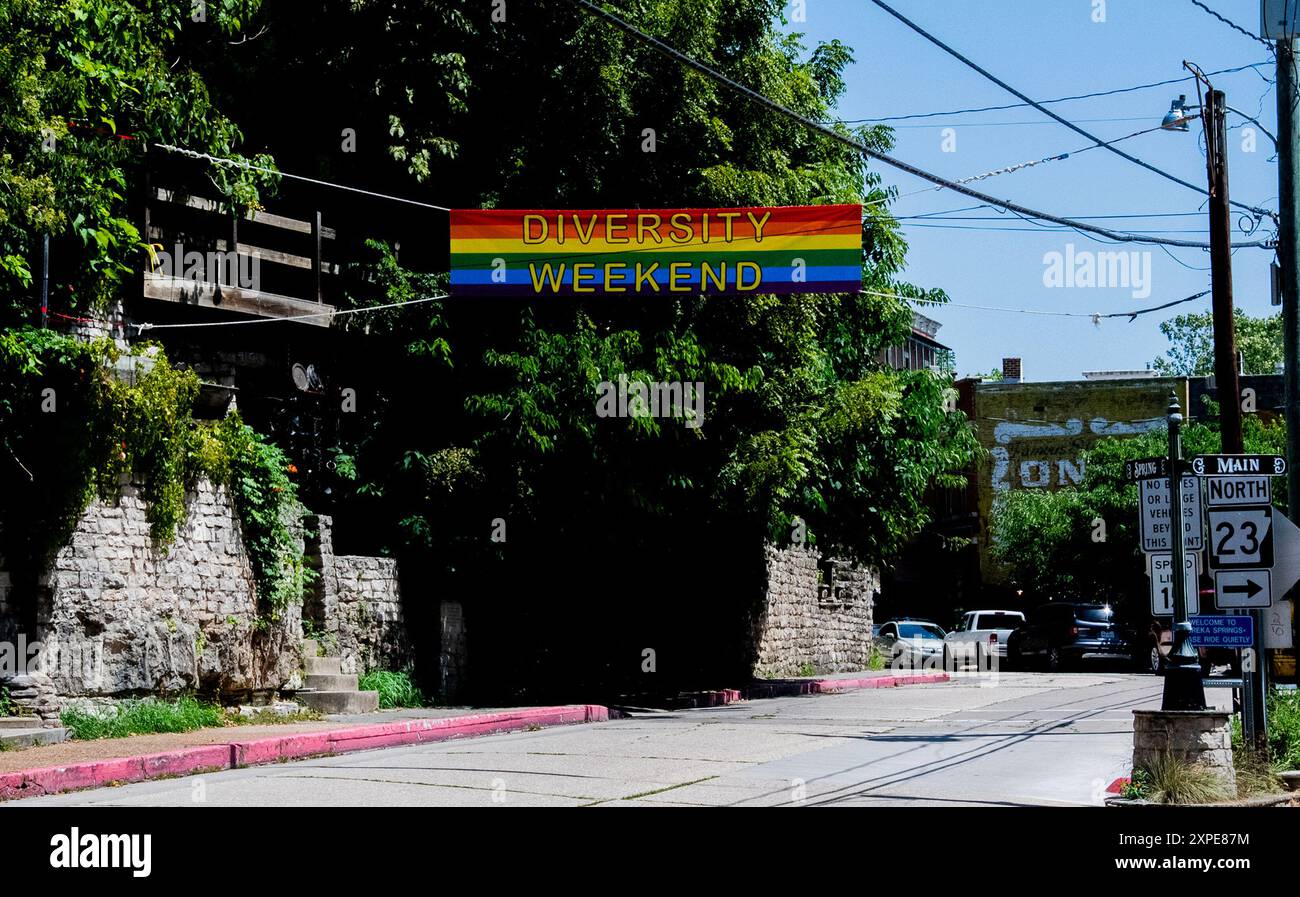 LGBTQ Diversity Weekend Flaggenfeier in der Stadt Eureka Springs, AR Stockfoto
