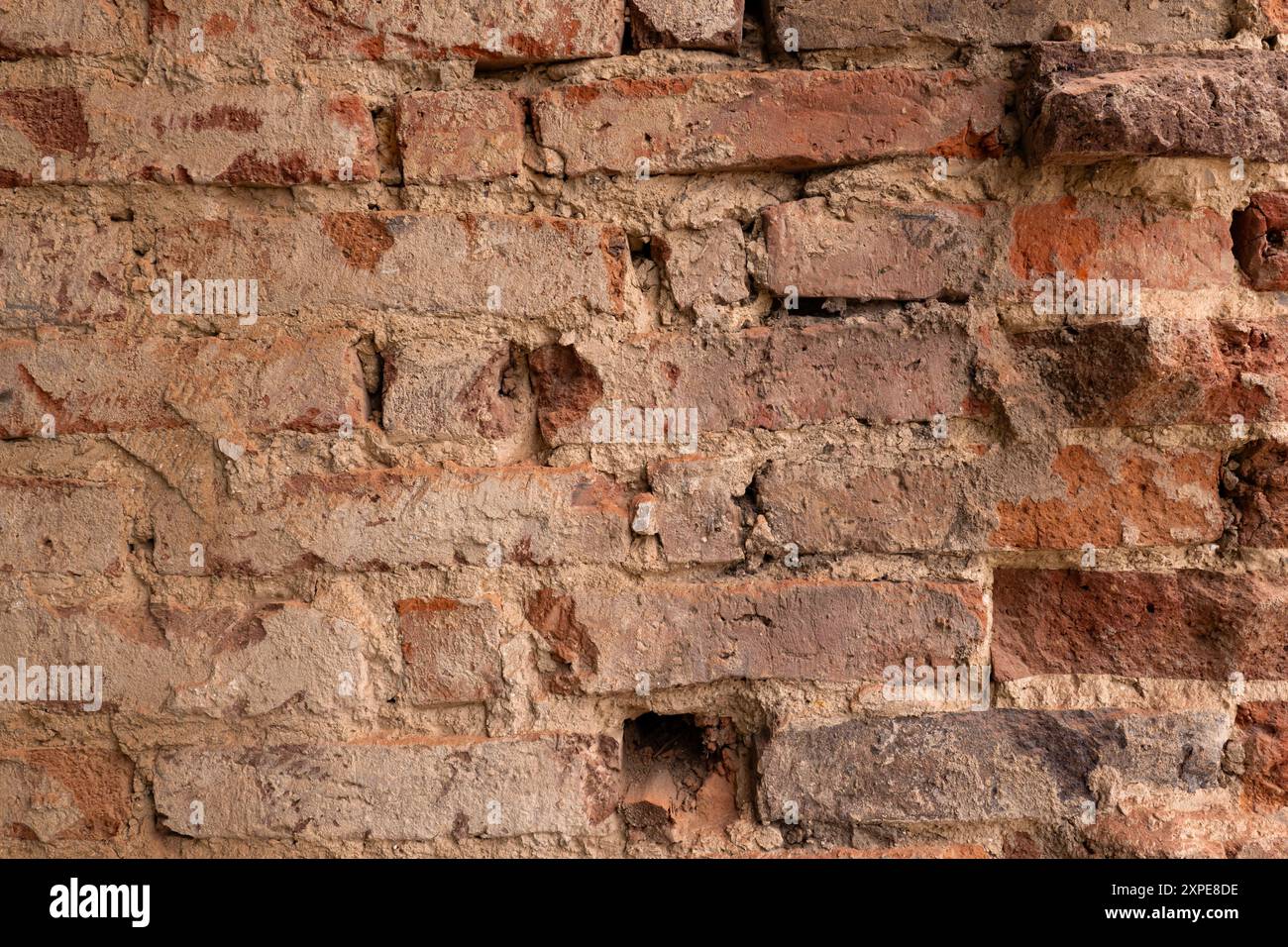 Antike Ziegelwand für Renovierung. Konzepte des Denkmalschutzes und der Gebäudesanierung. Stockfoto