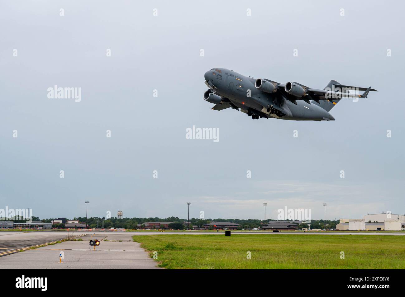 Frachtflugzeuge der US Air Force C-17 Globemaster III und die Besatzung der Joint Base Charleston, South Carolina, vor Hurrikan Debby, 4. August 2024. Wartungs- und Flugpersonal arbeiteten sorgfältig daran, dass die C-17 betankt und für den Umzug vorbereitet wurden, um eine schnelle globale Mobilität zu gewährleisten. (Foto der U.S. Air Force von Senior Airman Caleb Parker) Stockfoto