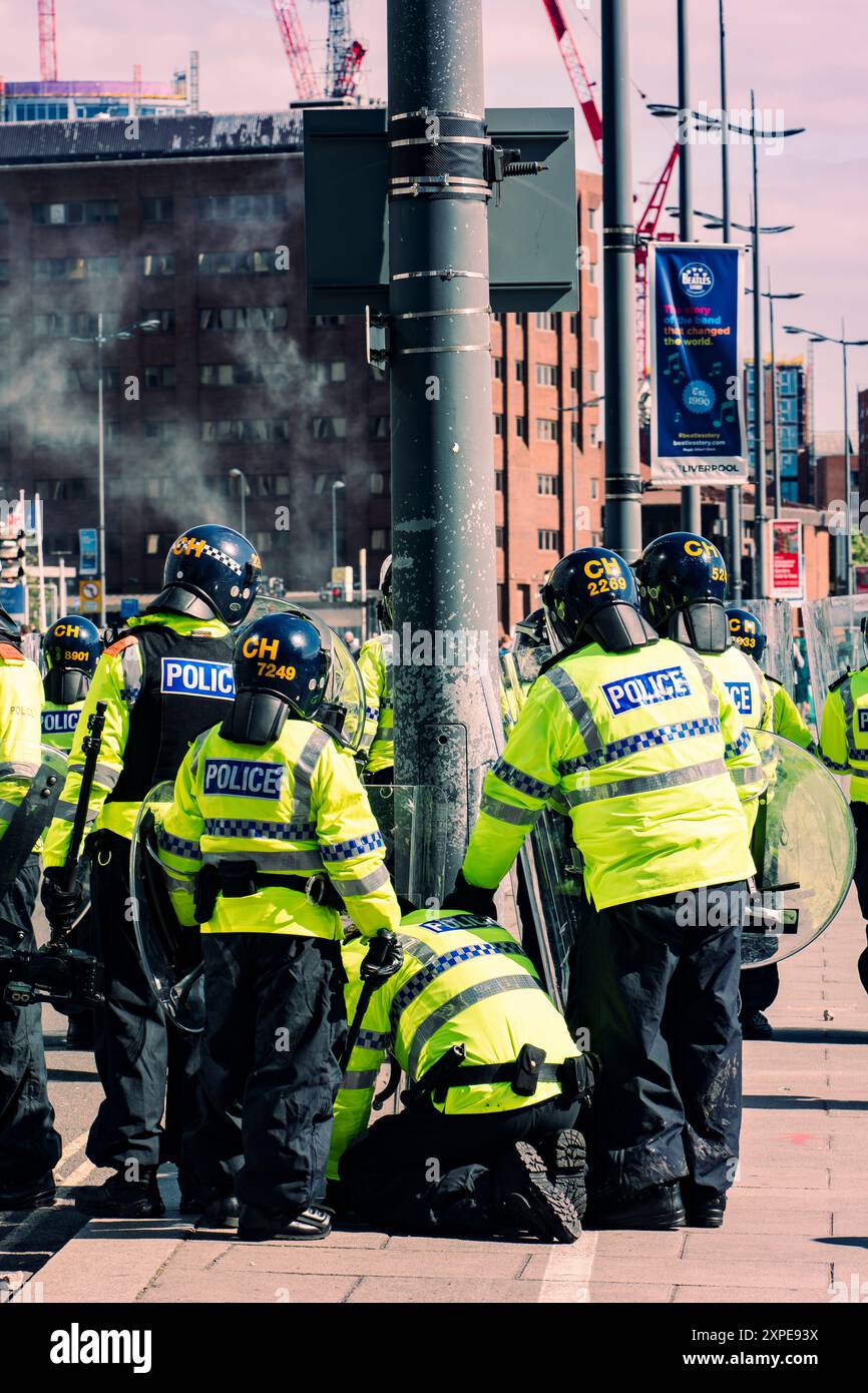 Riot Police in Liverpool während des faschistischen marsches „Save the Children“ und des Protestes der SUTR Counter in Liverpool am 3. August 2024 Stockfoto