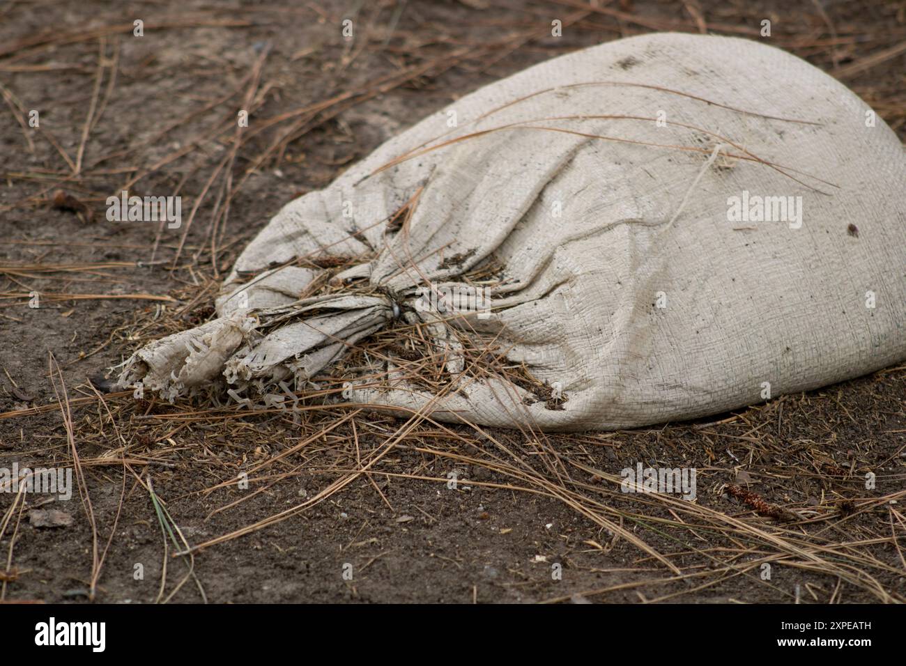 Schwerer Sacksack Sand auf dem Boden Stockfoto