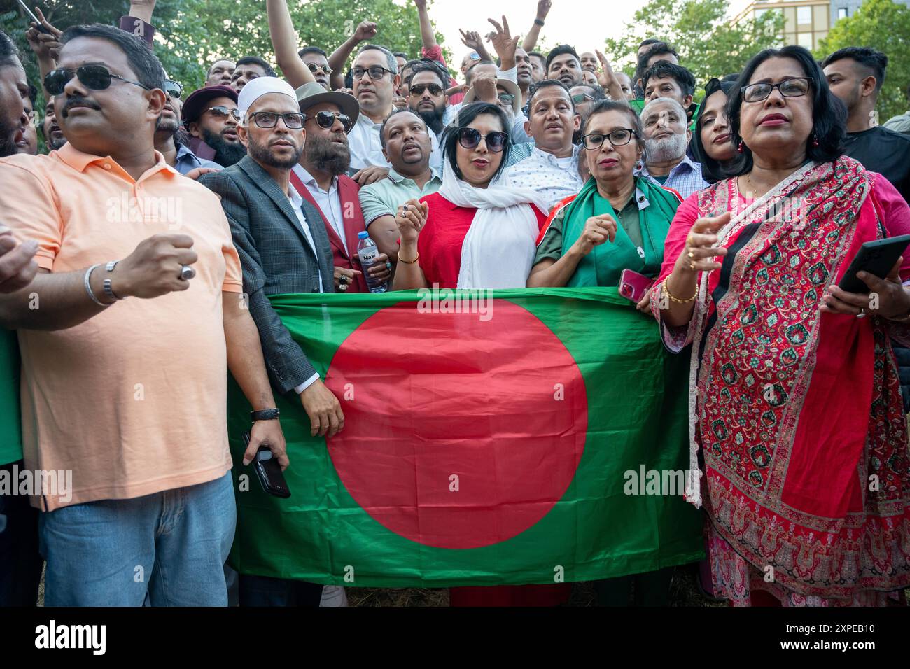 London, UK, 05. August 2024. Die Menschen nehmen an einer Kundgebung im Alta Ali Park Aldgate, East London, Teil, um den Sturz der Regierung von Bangladesch, Sheikh Hasina, zu feiern. Nach 15 Jahren an der Macht verließ der Premierminister Bangladeschs plötzlich das Land, nachdem Proteste für einen gerechteren Zugang zu Regierungsstellen bestanden hatten. Quelle: A.A. Gill/Alamy Live News Stockfoto