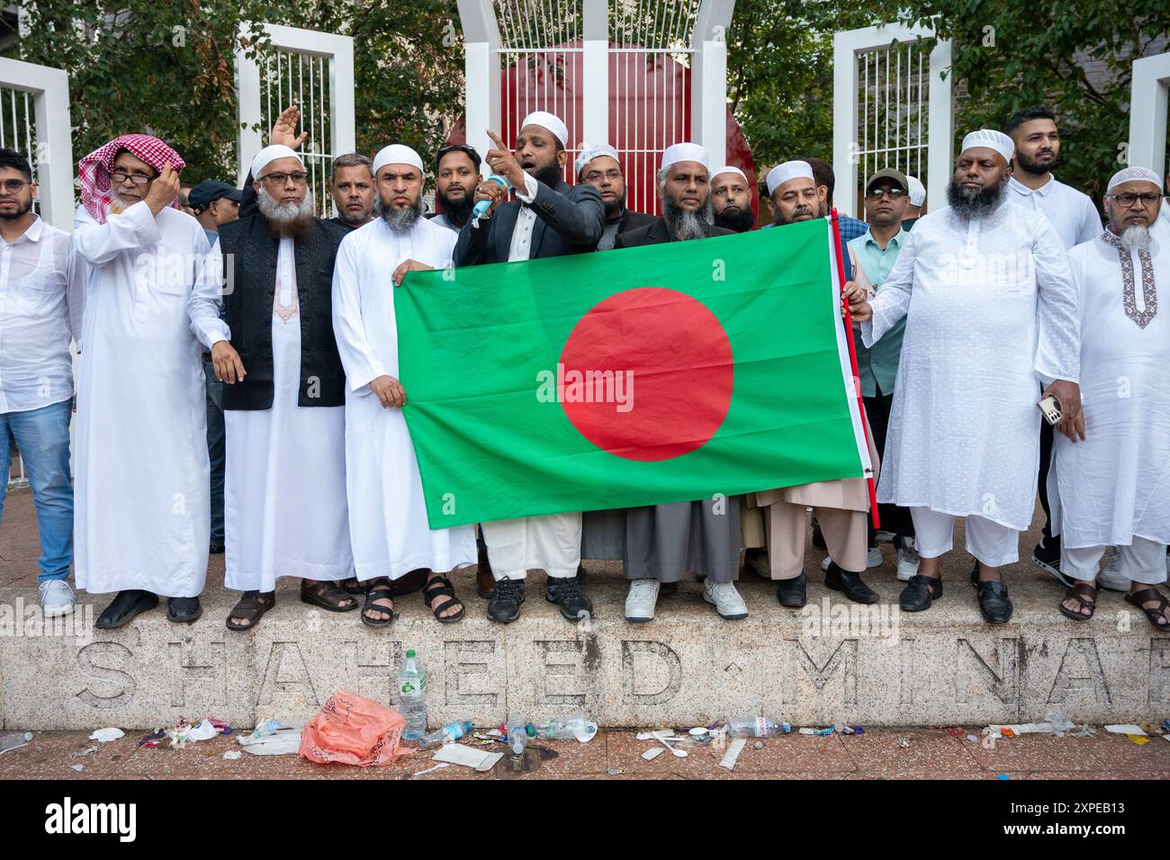 London, UK, 05. August 2024. Die Menschen nehmen an einer Kundgebung im Alta Ali Park Aldgate, East London, Teil, um den Sturz der Regierung von Bangladesch, Sheikh Hasina, zu feiern. Nach 15 Jahren an der Macht verließ der Premierminister Bangladeschs plötzlich das Land, nachdem Proteste für einen gerechteren Zugang zu Regierungsstellen bestanden hatten. Quelle: A.A. Gill/Alamy Live News Stockfoto